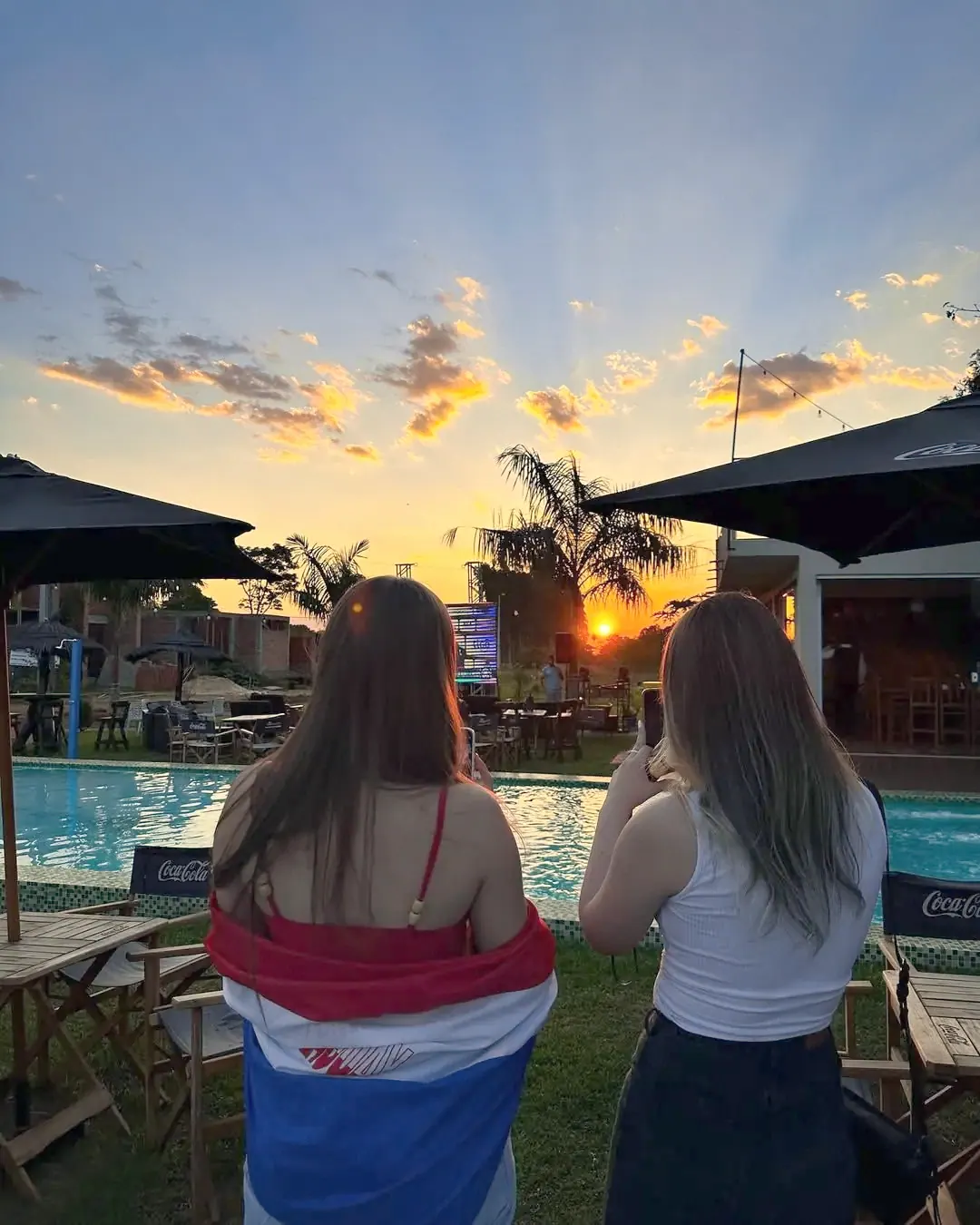 Atardecer sobre la piscina del hotel en Villarrica