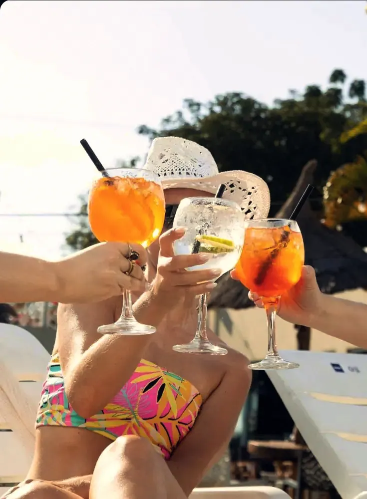 Brindis en una celebración en El Faro