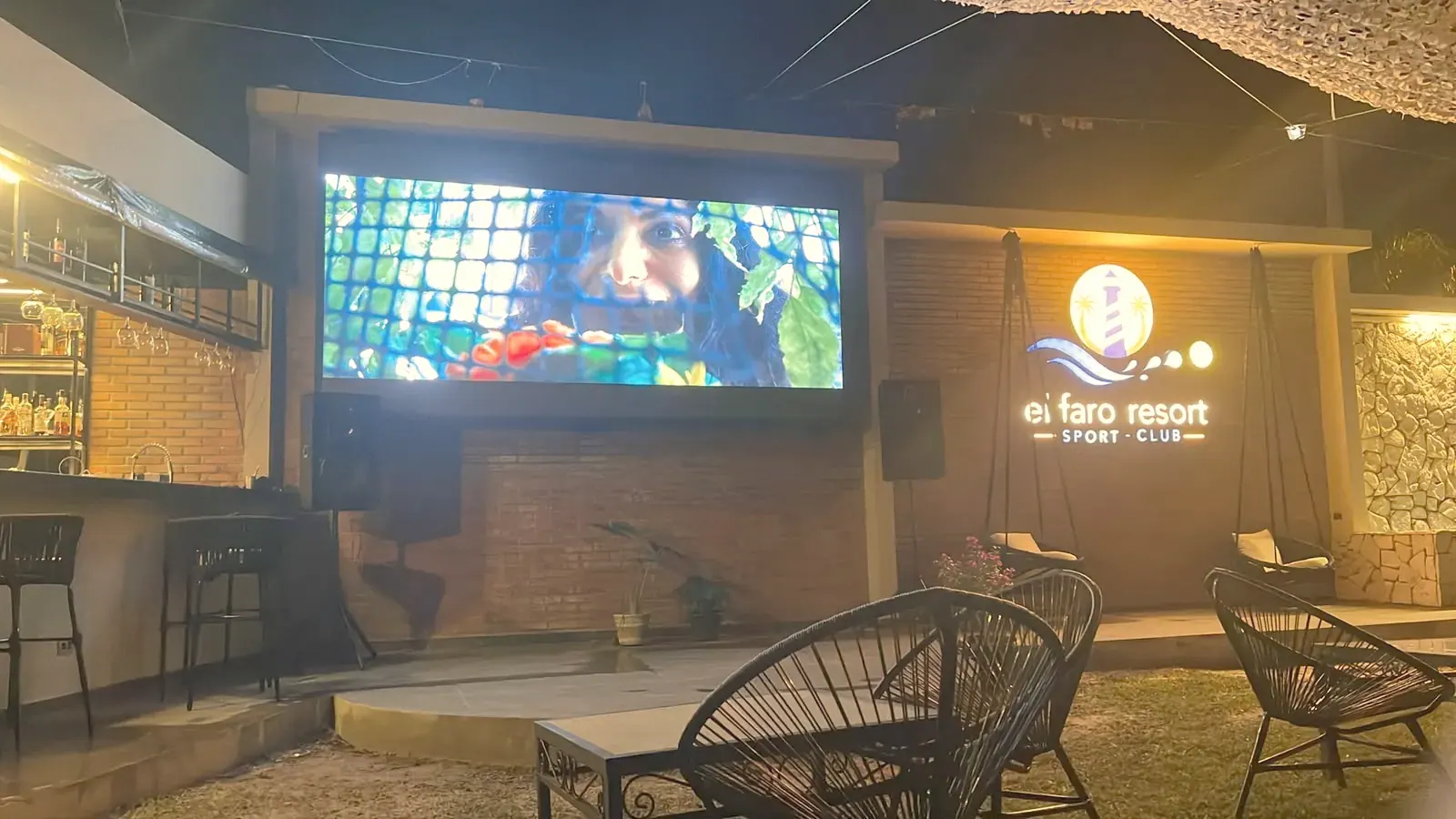 Pantalla gigante del FSC Faro Sport Club de noche