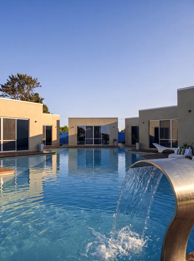 Piscina del Hotel H2O · Cascada