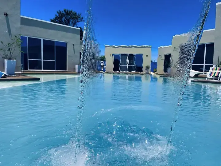 Piscina del Hotel H2O · Chorros