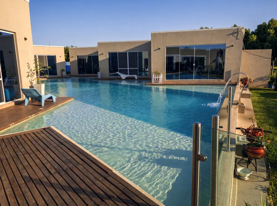 Piscina del Hotel H2O · Deck de madera