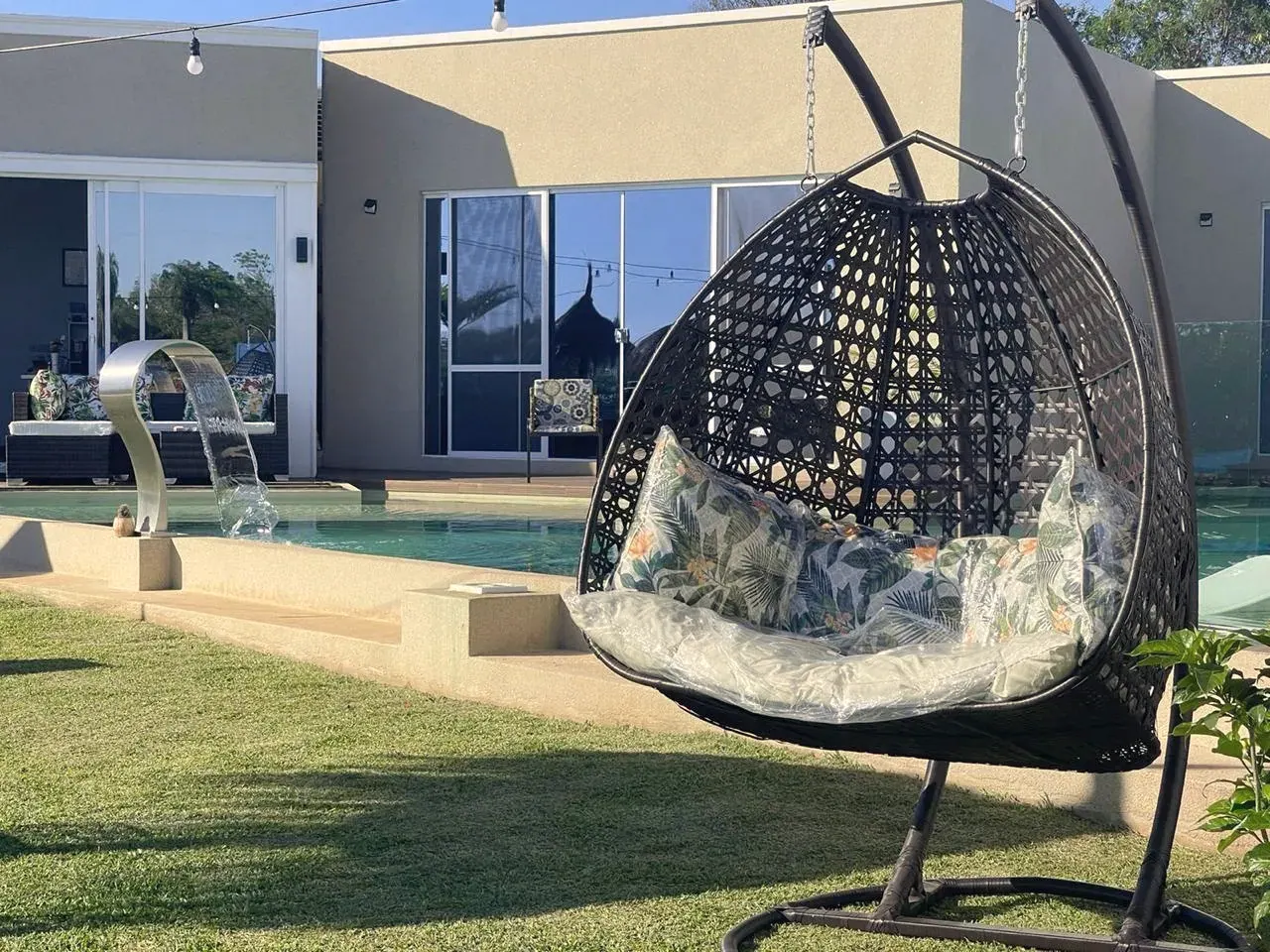 Hamaca colgante en el jardín frente a la piscina