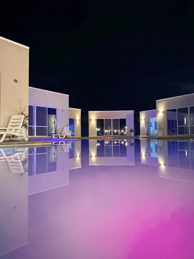 Piscina del Hotel H2O · De noche