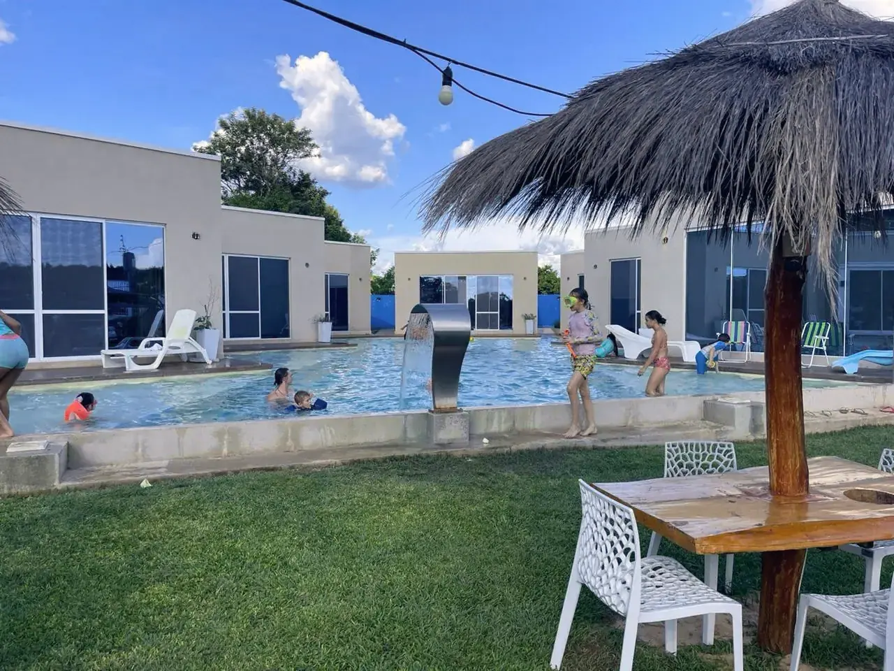 Familia disfrutando de la piscina de Faro Resort