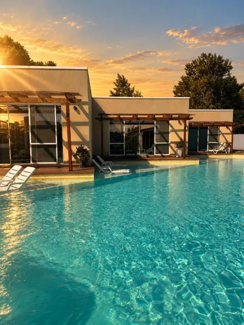 Atardecer en la piscina del Hotel H2O, El Faro Resort