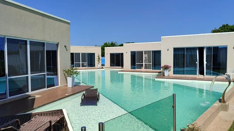 Las suites alrededor de la piscina