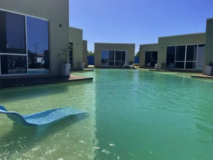 Piscina del Hotel H2O · Tumbonas en el agua