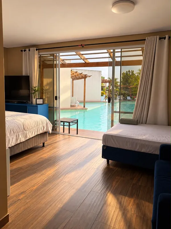 Habitación Aqua · Dormitorio con salida a la piscina
