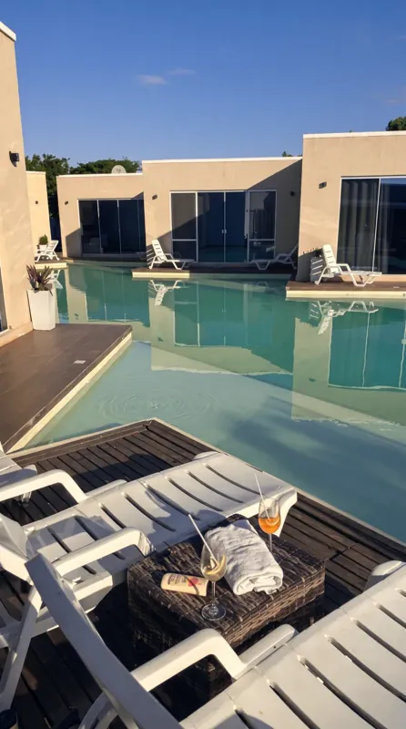 Habitación Faro · Terraza sobre la piscina