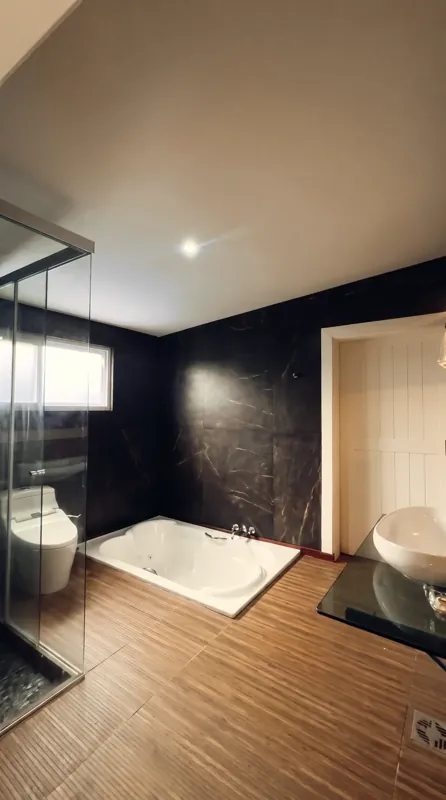 Master Suite · Baño con bañera