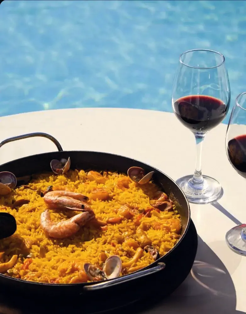Junto a la piscina · El Pirata del Faro