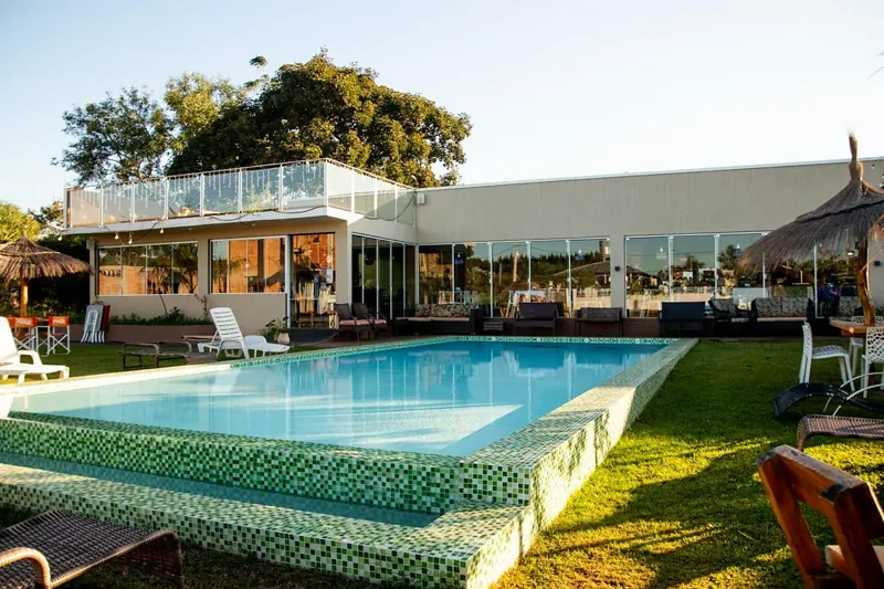 El Pirata del Faro · La piscina, frente al salón