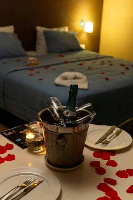 Habitación preparada para una noche romántica en El Faro Resort