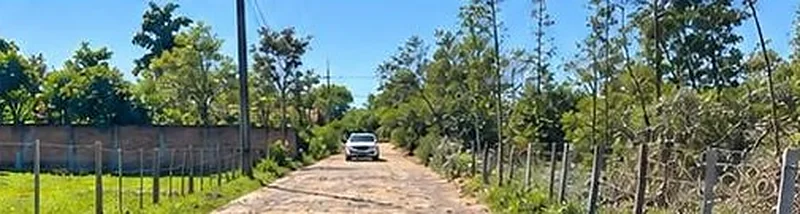 Calle de acceso empedrada