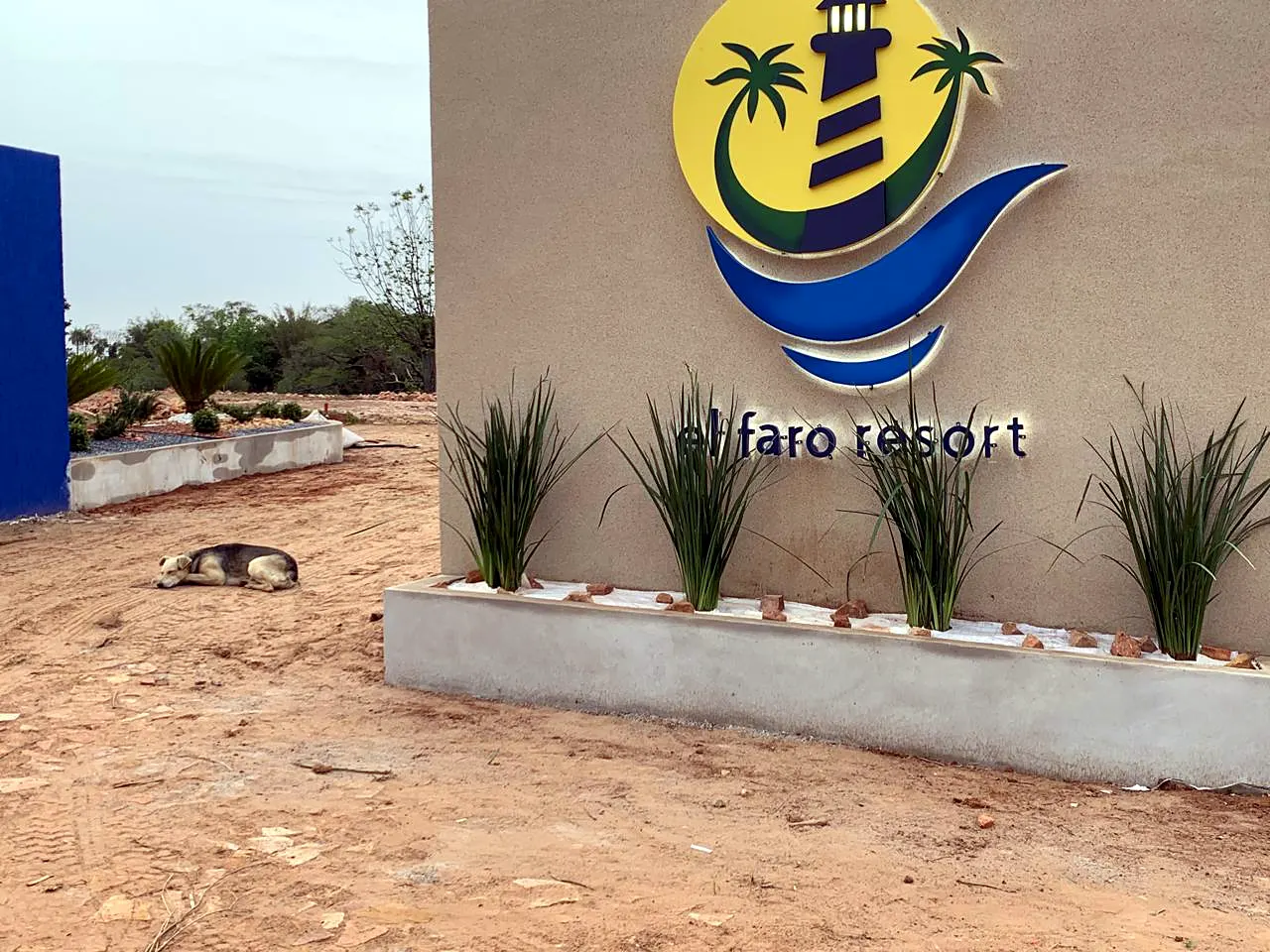 Cartel iluminado de El Faro Resort en la entrada
