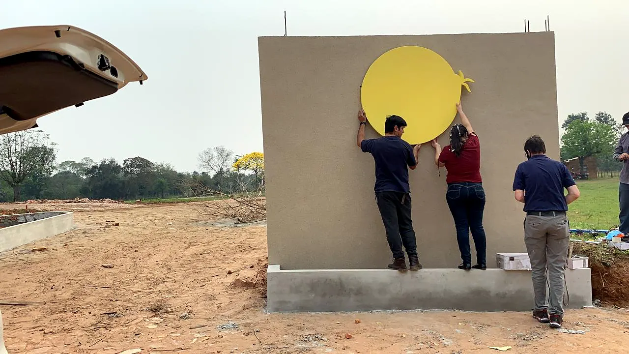 Montaje del logo de El Faro en el muro de la entrada