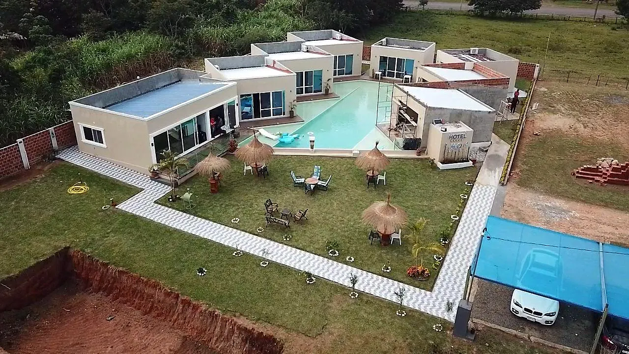 Vista aérea del Hotel H2O con su piscina y jardín