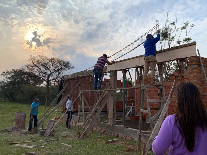 Encofrado de las vigas al atardecer