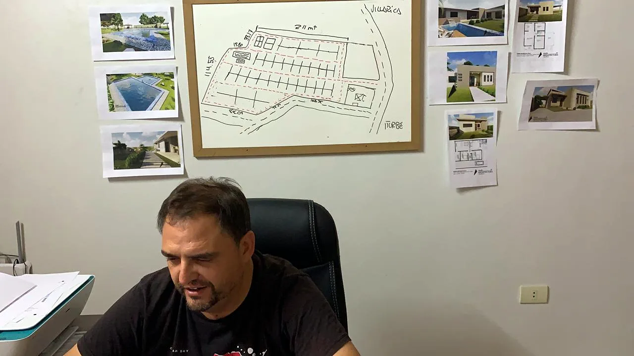 Ezequiel, fundador de El Faro Resort, en su despacho con el primer plano del loteamiento