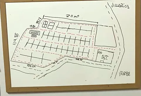 Primer plano del loteamiento dibujado a mano en una pizarra