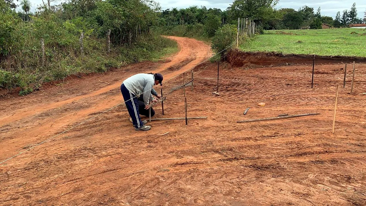 Replanteo del terreno con estacas y cuerda