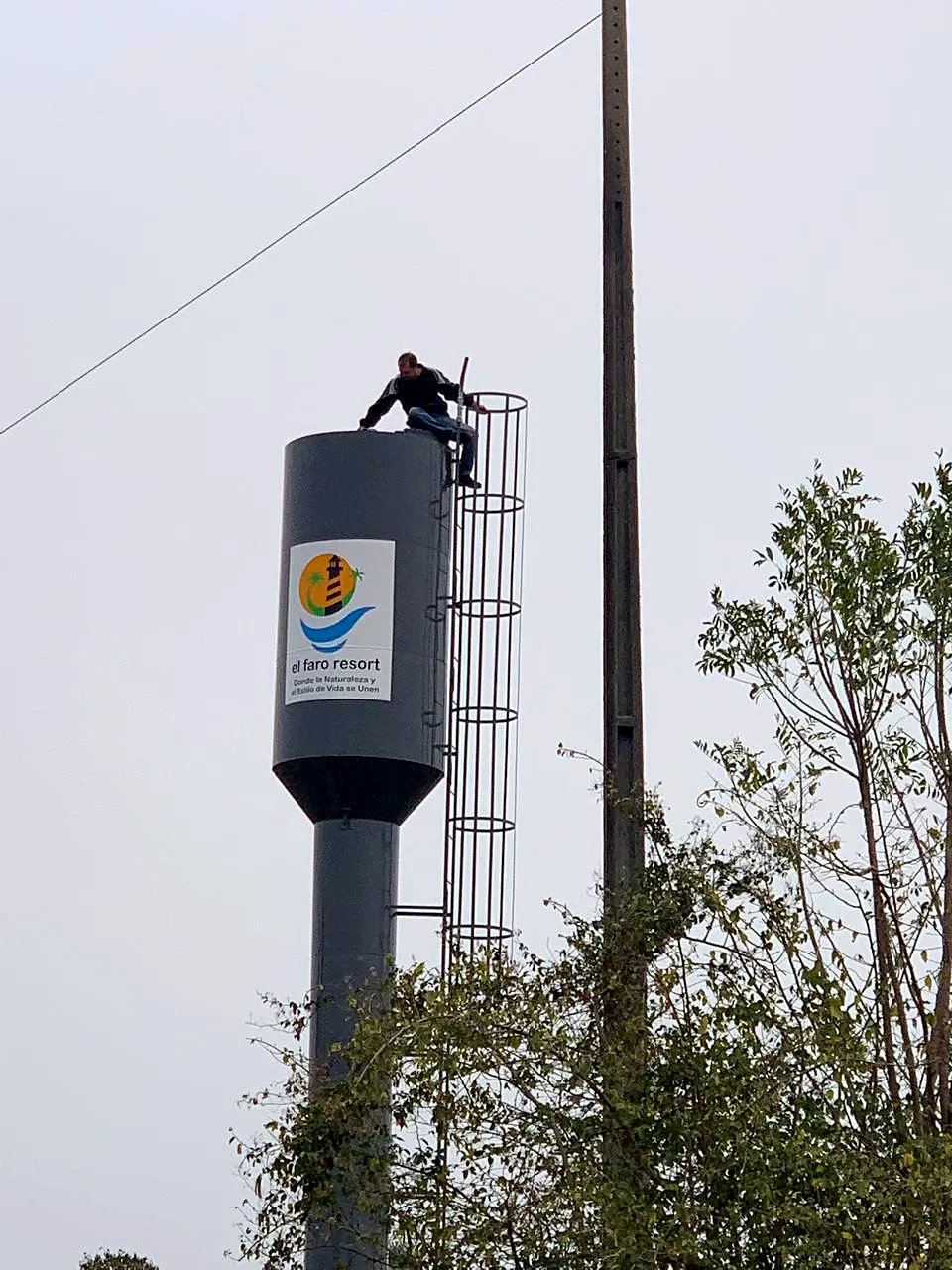 Torre de agua de El Faro Resort con el logo