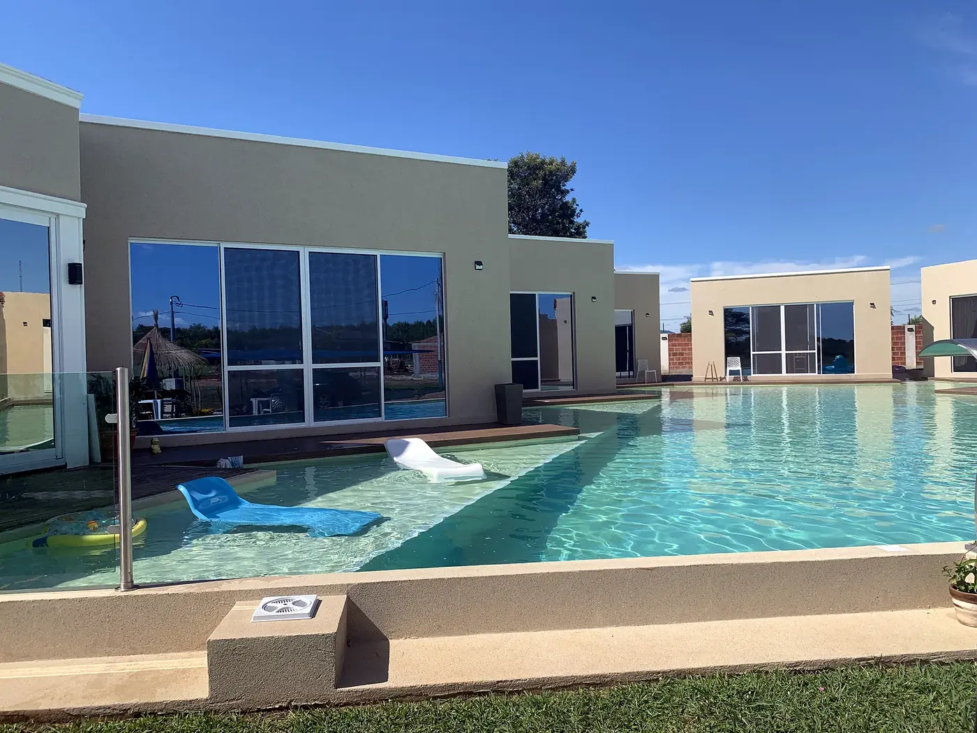 Hotel H2O terminado, con su piscina
