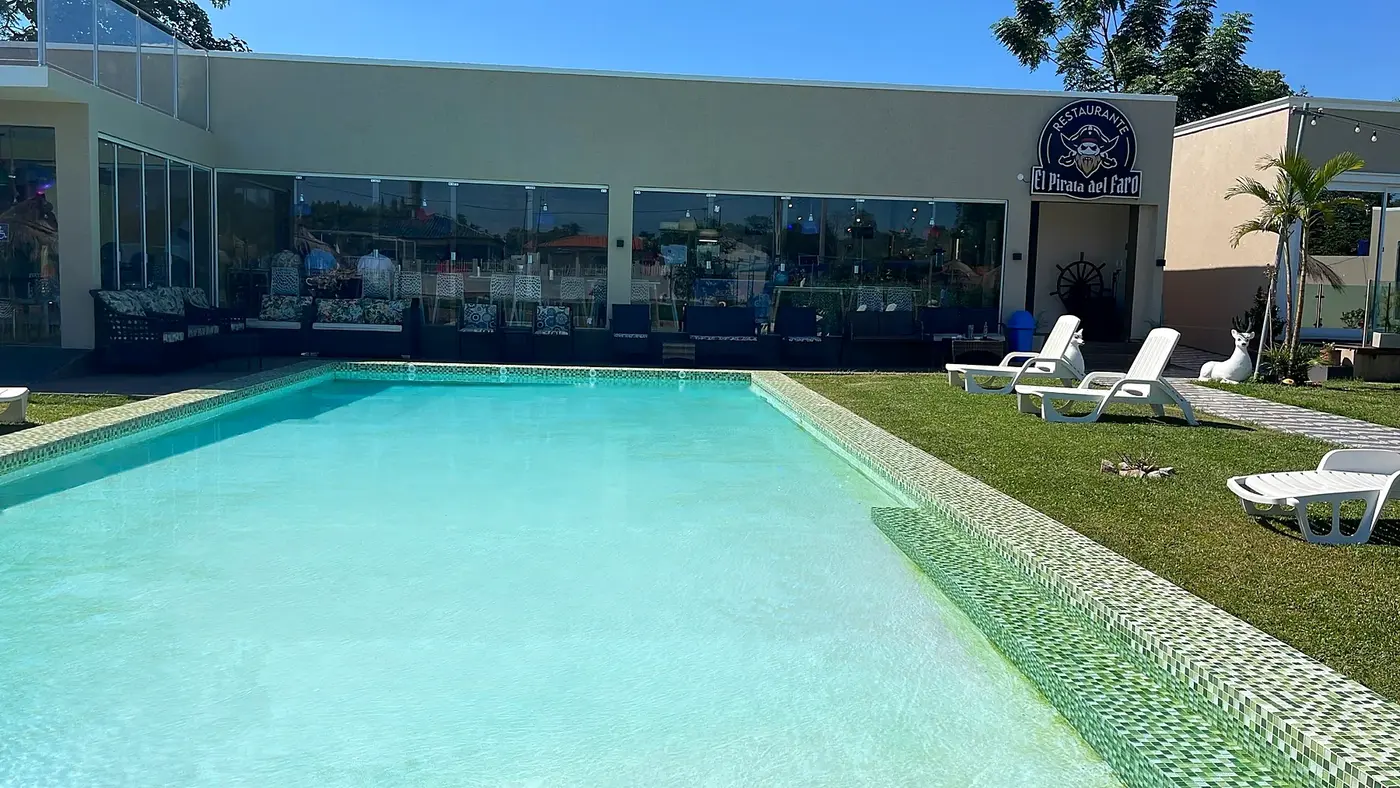 Piscina frente al restaurante El Pirata del Faro