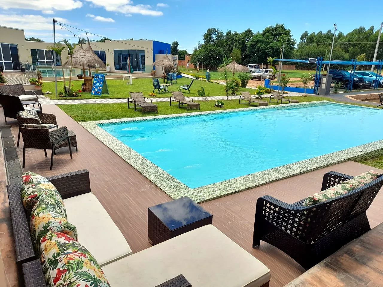 Piscina con tumbonas y salón exterior