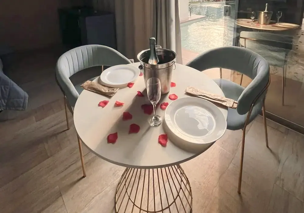Combo romántico con pétalos y espumante